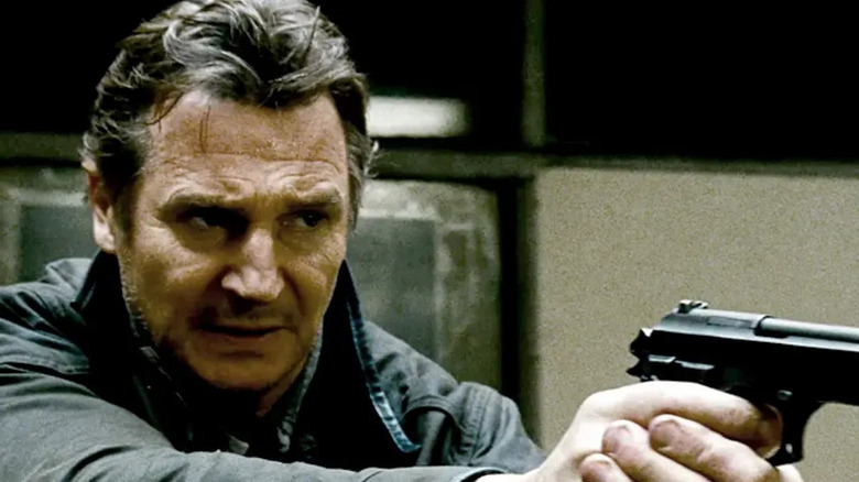 Liam Neeson își propune cu un pistol ca Bryan Mills în Take 2