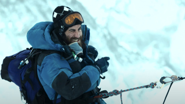 Scott Fischer al lui Jake Gyllenhaal folosește o frânghie pentru a urca o înclinare în zăpadă în Everest