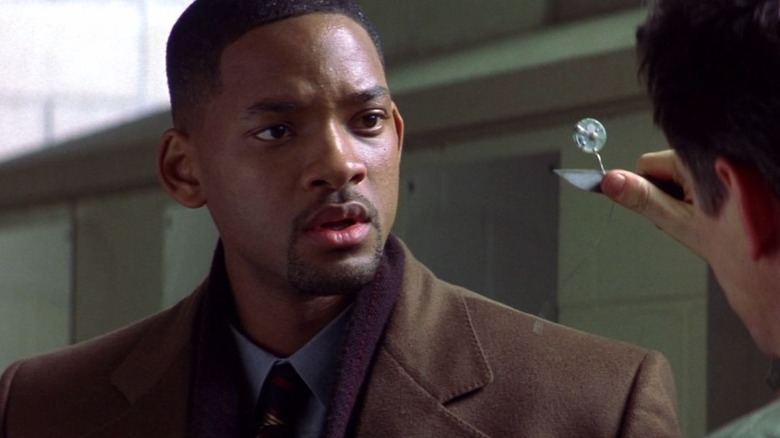 Robert Dean arătând îngrijorat în dușmanul statului