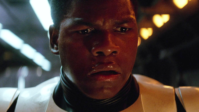 FN-2187 al lui John Boyega luând casca sa în Star Wars: The Force Awakens