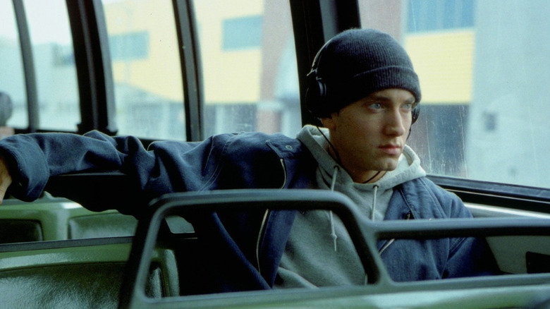 Eminem ca iepure, în autobuz care arată indiferent, o scenă de la 8 mile