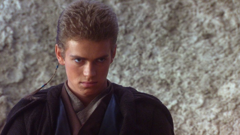 Hayden Christensen ca Anakin Skywalker cu o privire pupa pe fața lui pe Tatooine în Star Wars: Attack of the Clones
