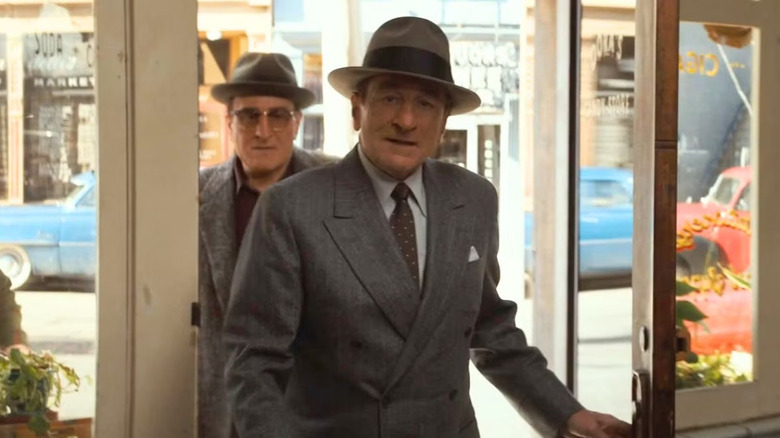 Frank Costello și Vito Genovese intră într -un magazin de bomboane în Alto Knights