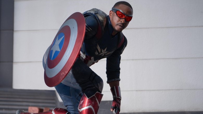 Sam Wilson, al lui Anthony Mackie, care își ține scutul ghemuit în căpitanul America: Brave New World