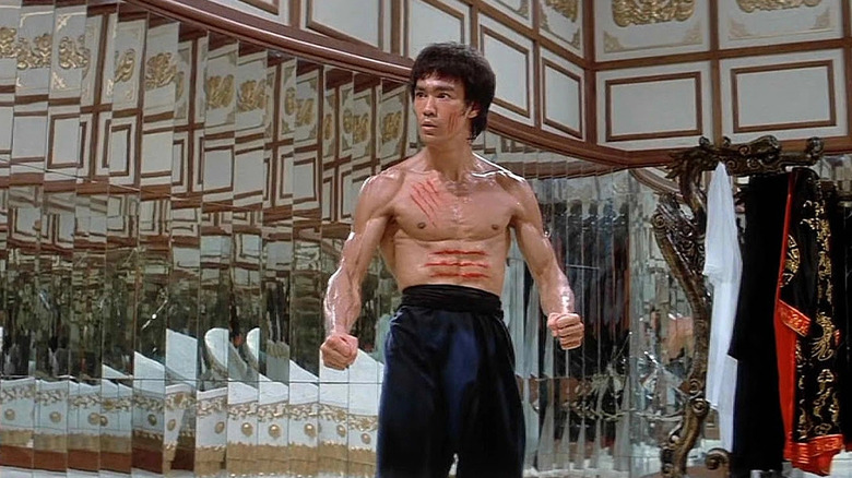 Bruce Lee ca Lee stând în fața unei grămadă de oglinzi în Enter the Dragon
