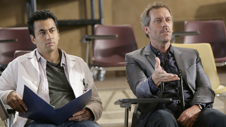 Hugh Laurie's Gregory House și Kal Penn's Laurence Kutner stând într -o sală de conferințe din House MD