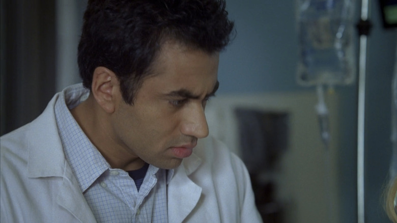 Lawrence Kutner a lui Kal Penn pare îngrijorat într -o sală de examene de spital din House MD