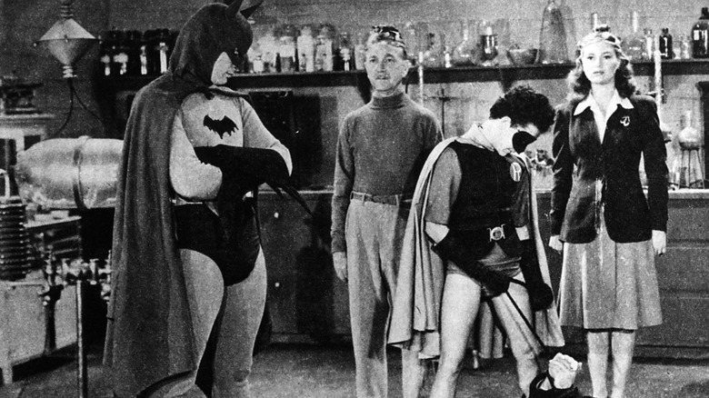 Batman și Robin captându-l pe Dr. Daka cu doi pioni controlați de minte în fundal în Batman (1943)