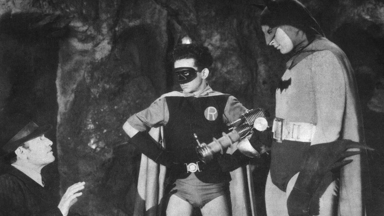 Batman și Robin interogând un gâscă cu un pistol cu ​​raze în Batcave din Batman (1943)