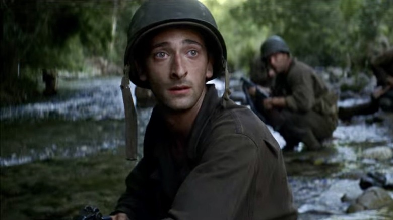 Adrien Brody patrulează jungla ca Fife în linia roșie subțire