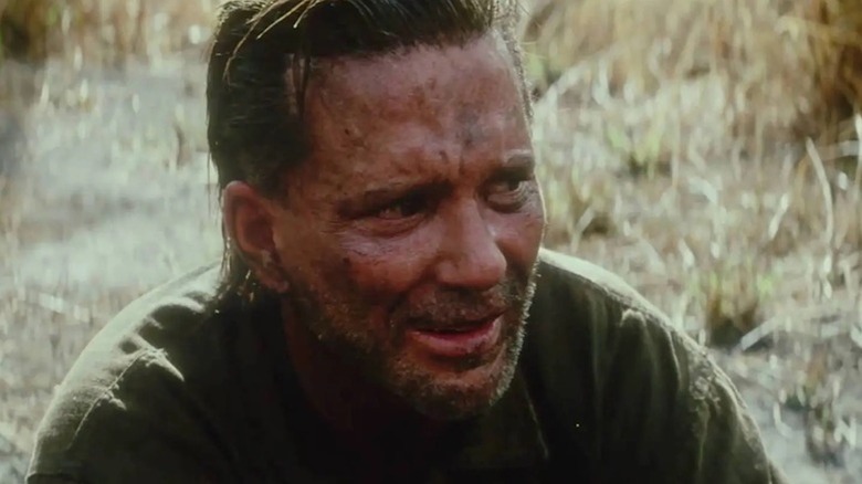 Mickey Rourke pare deziluzionat ca un lunetist scout în linia roșie subțire