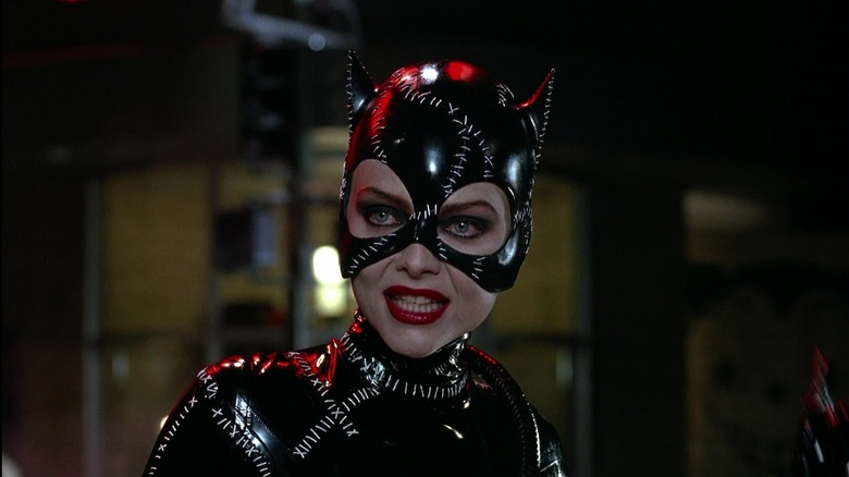 Michelle Pfeiffer ca Selina Kyle aka Catwoman care își respiră respirația în Batman Returns