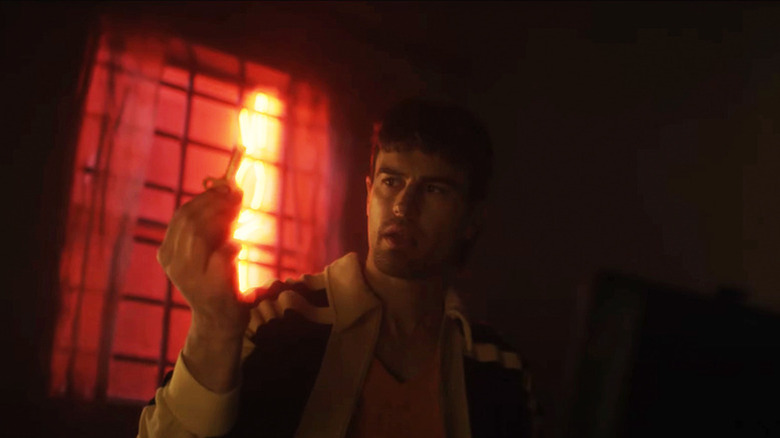 Theo James ca Hal Shelburn ținând o cheie în 