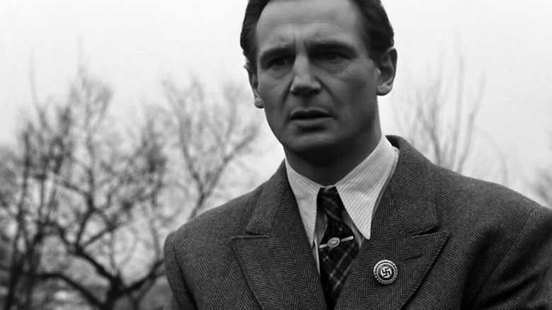 Liam Neeson îl urmărește pe fată în roșu ca Oskar Schindler în lista lui Schindler