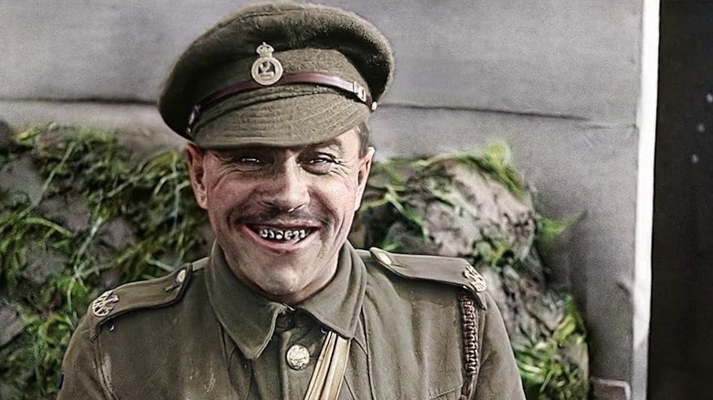 Un soldat zâmbitor în ei nu vor îmbătrâni