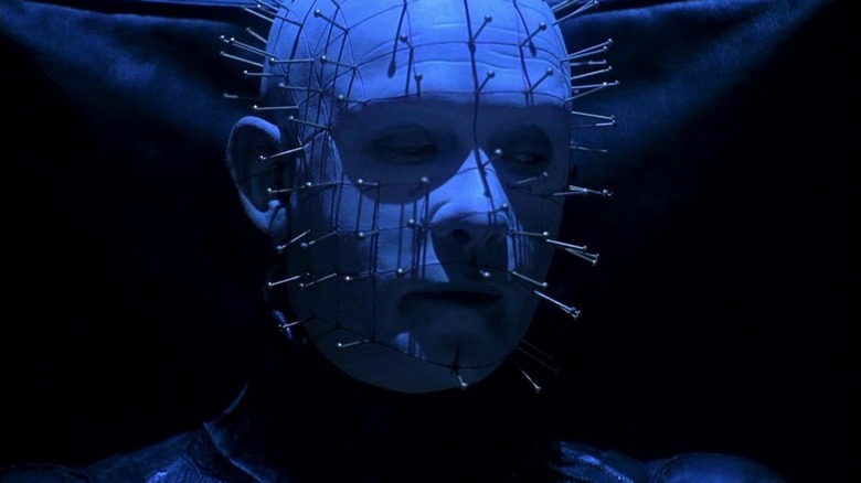 Pinhead stând în iluminare albastră în Hellraiser: Bloodline