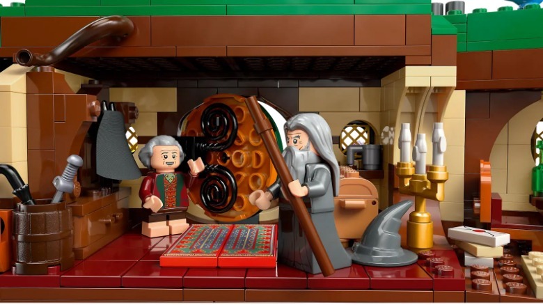 Lego Lord of the Rings The Shire Playset în interiorul ușii din față