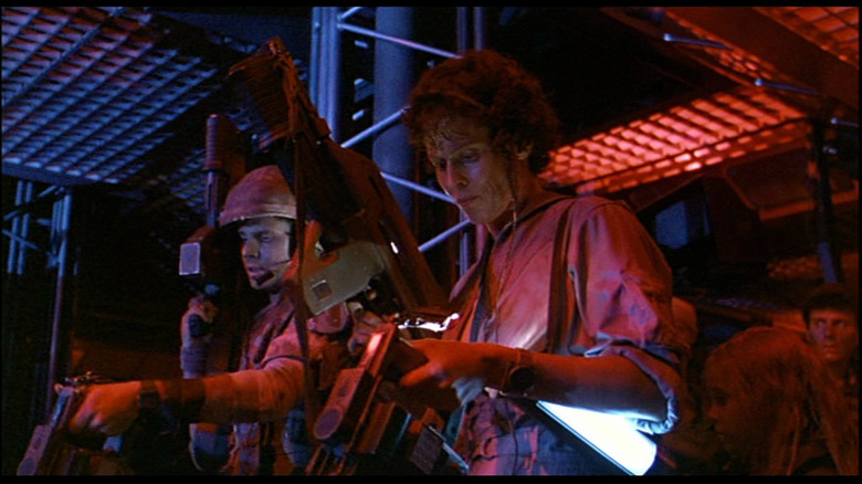 Hudson și Ripley își verifică trackerele de mișcare în extratereștri