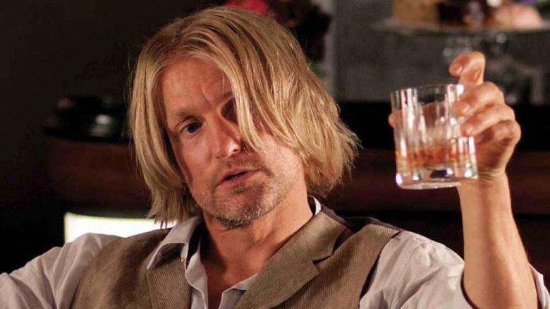Haymitch ridicând un pahar în jocurile foamei