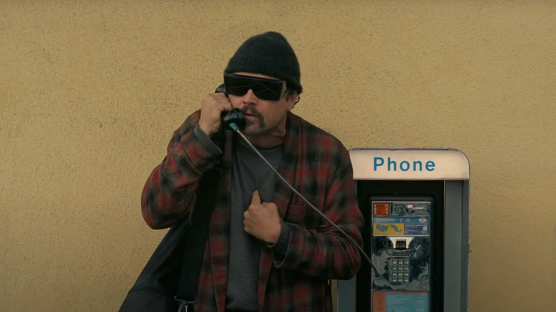 Leonardo DiCaprio folosește un telefon ca Bob Ferguson într -o luptă după altul