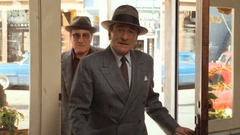 Robert de Niro ca Vito Genovese și Robert de Niro în timp ce Frank Costello intră într -un magazin din Alto Knights