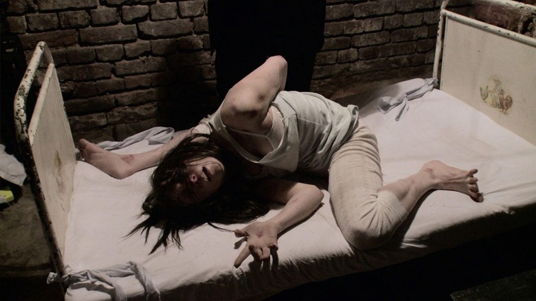 Bonnie Morgan este o mizerie posedată, contorsionată ca Rosa Sorlini în The Devil Inside