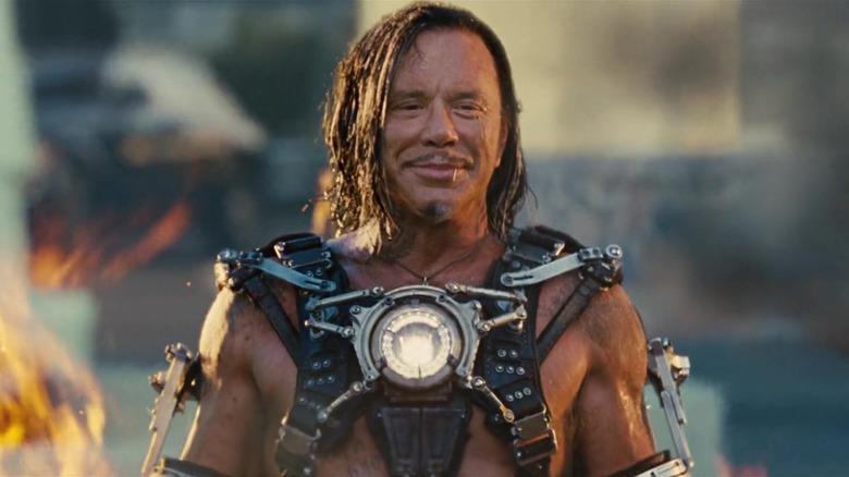 Whiplash rânjind pe un hipodrom, înconjurat de flăcări, în Iron Man 2