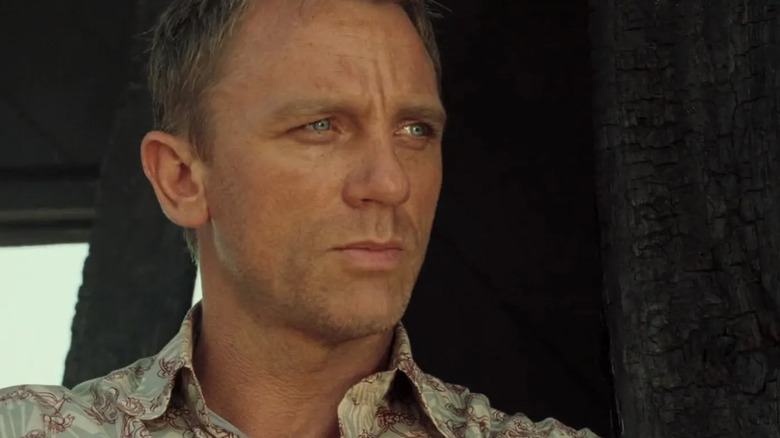 James Bond al lui Daniel Craig se uită pe Frame în Casino Royale