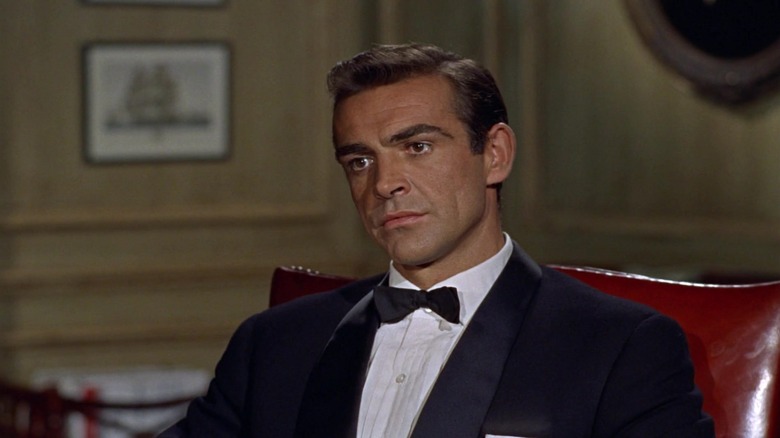 James Bond de la Sean Connery se află în biroul lui M, purtând un tuxedo în dr.