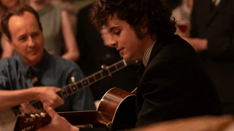 Pete Seeger joacă împreună cu Bob Dylan la o petrecere într -un necunoscut complet