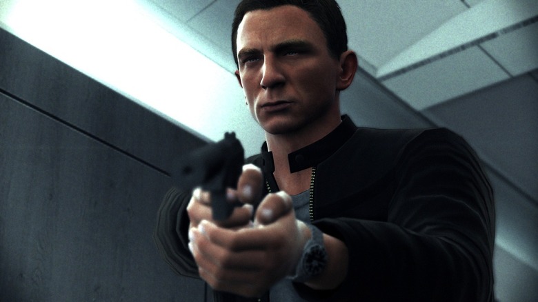 Daniel Craig în rolul lui James Bond arătând o armă în jos în 007 legende