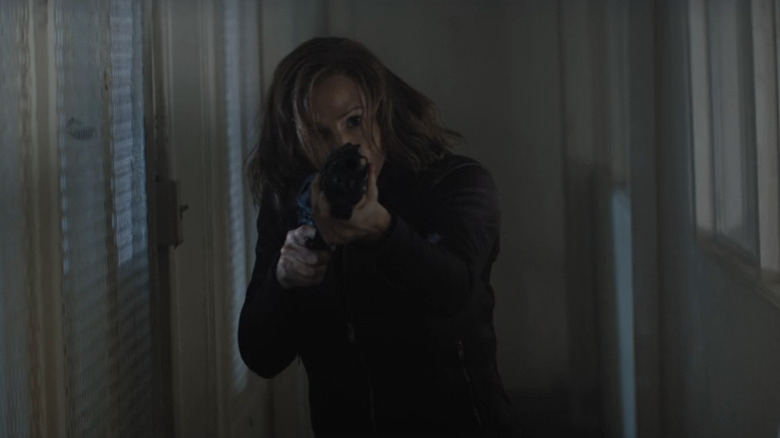 Riley North de la Jennifer Garner își propune o armă în mentă