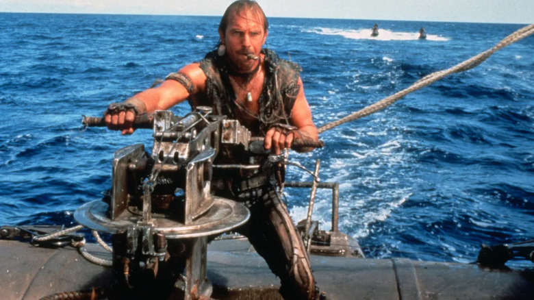 Mariner încearcă cu vitejie să -și conducă nava în Waterworld