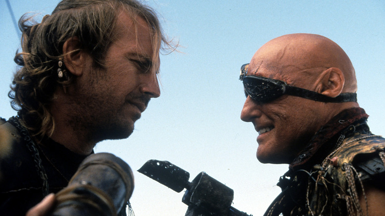 Marinerul și diaconul se confruntă în Waterworld