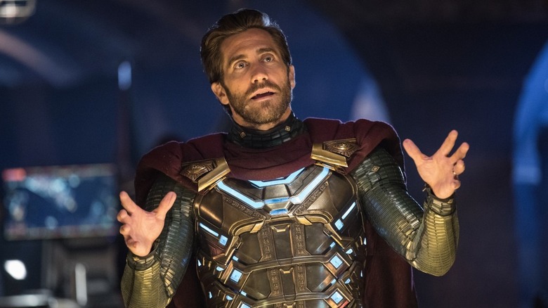 Jake Gyllenhaal ca Mysterio, fără casca lui, vorbind cu cineva din Spider-Man: Far From Home.