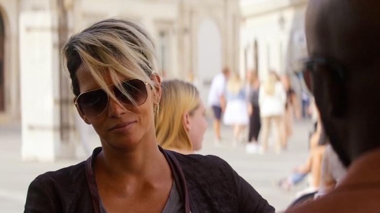 Halle Berry ca Roxanne Hall zâmbind în timp ce purta ochelari de soare în unire