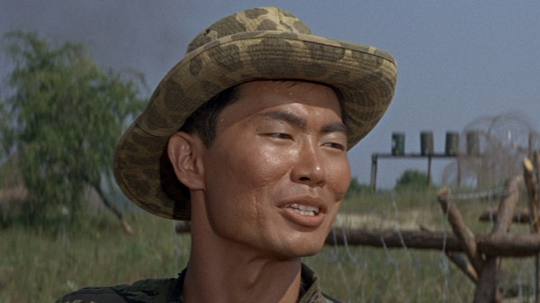Căpitanul Nghiem, purtând o pălărie, o scenă din The Green Berets.