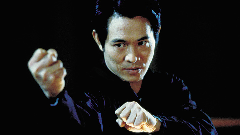 Legea lui Gabe ridicându -și pumnii pentru a lupta cu Yulaw în unul