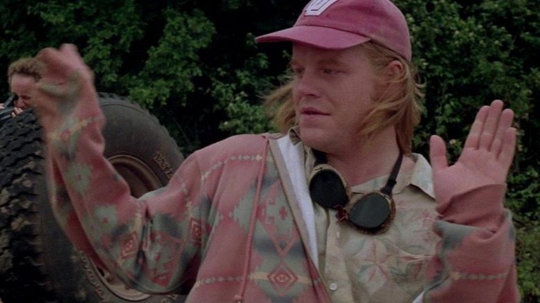 Prăfuitul lui Phillip Seymour Hoffman, ținându -și mâinile în sus în Twister