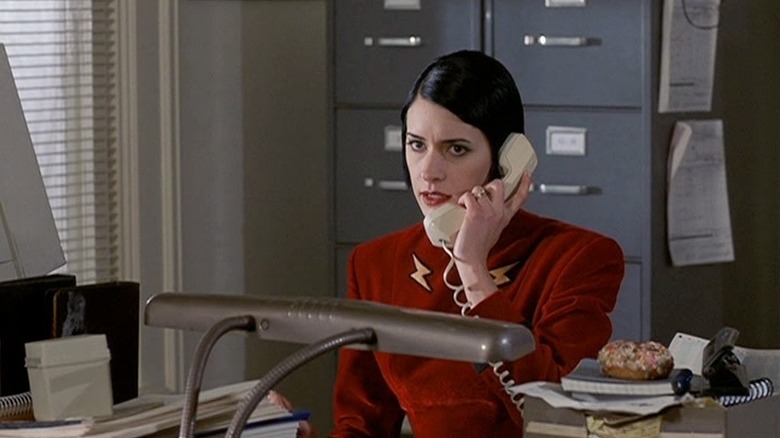 Dna Indestructible la telefon într -un birou plictisitor din special.