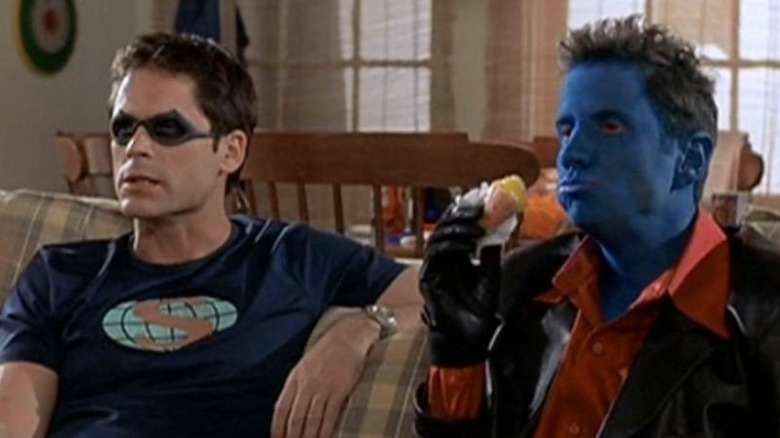 Weevil și Amok, stând pe o fină acasă. O scenă din specialități.