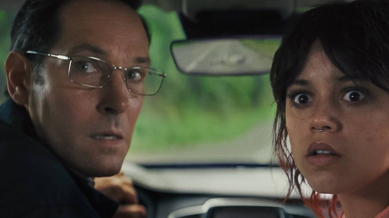 Elliot -ul lui Paul Rudd și Jenna Ortega's Ridley privind înapoi în mașina lor la drumul în moartea unui unicorn