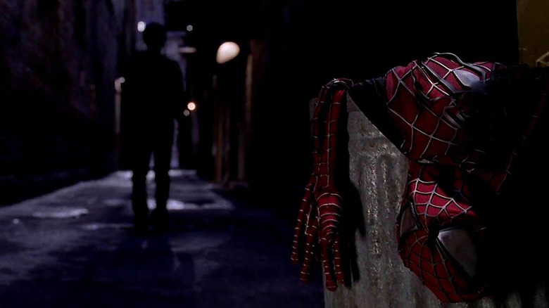 Spider-Man, în costume care livrează pizza, care se leagănă pe un web în Spider-Man 2.