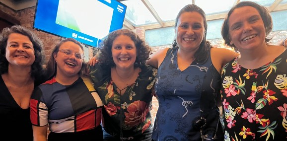 Francesca, Andrea, Beatriz, Heydee și Yani se ridică și zâmbesc pentru imagine