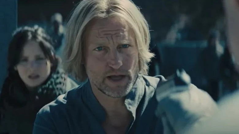 Haymitch vorbind cu un păstrător de pace pentru a -l ajuta pe Katniss în jocurile foamei: prinderea focului
