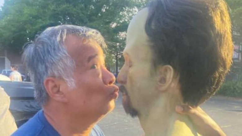 O fotografie personală a lui Shutchia Tym Buacharern sărutând un șef de lider de cauciuc, în spatele scenei din platoul căpitanului America: Brave New World