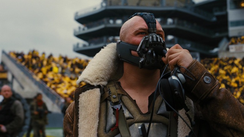Bane -ul lui Tom Hardy vorbește într -un microfon cu căști în The Dark Knight Rises