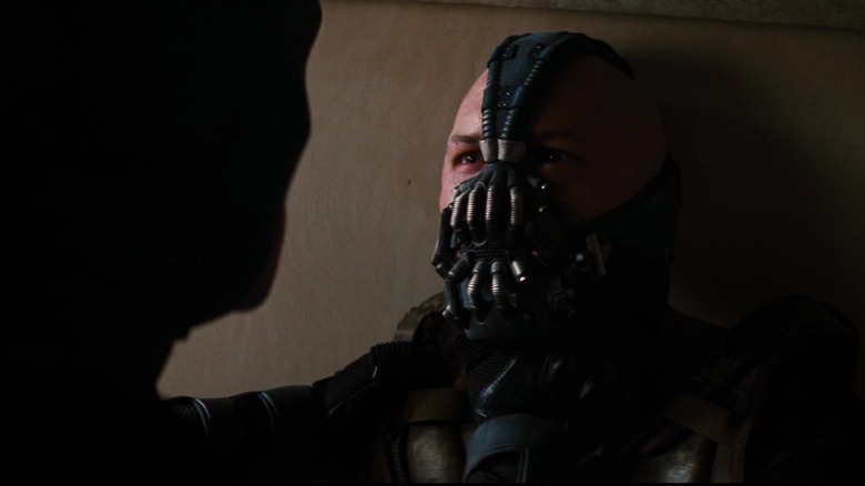 Bane -ul lui Tom Hardy se uită la Batman după ce a fost incapacitat în The Dark Knight Rises