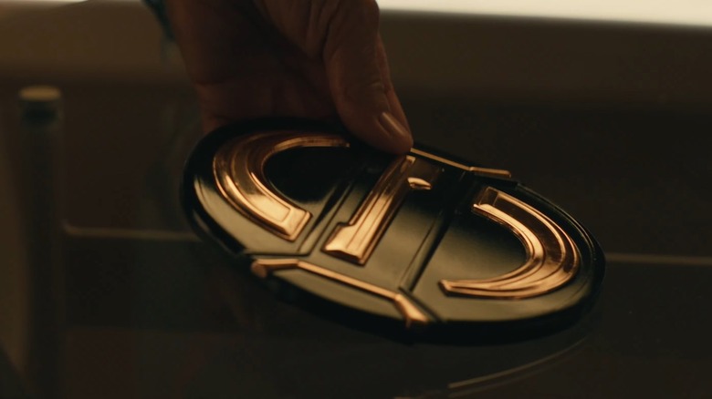 Bobul lui Lewis Pullman se uită la medalia santinelă în tunete