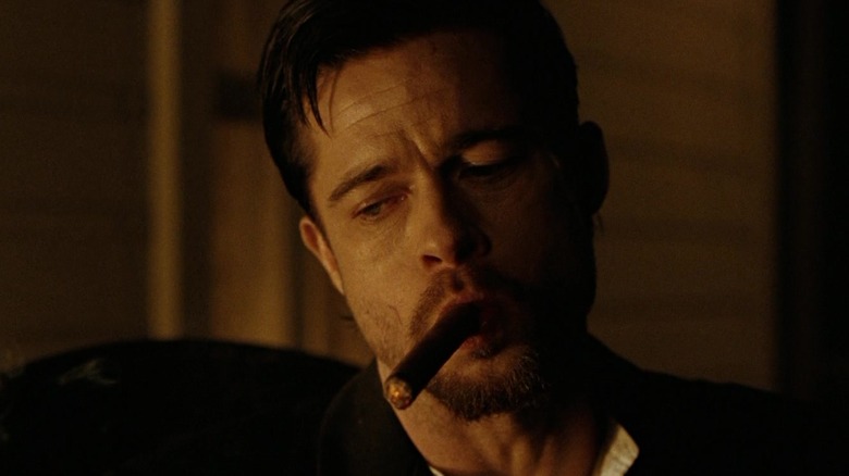 Jesse James, a lui Brad Pitt, ține un trabuc în gură în asasinarea lui Jesse James de lașul Robert Ford